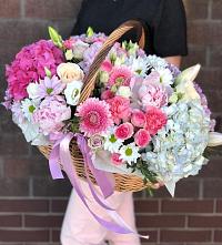 Цветочная композиция из Розы, Хризантемы, Пионы и Лизиантусы в корзине в Мортке