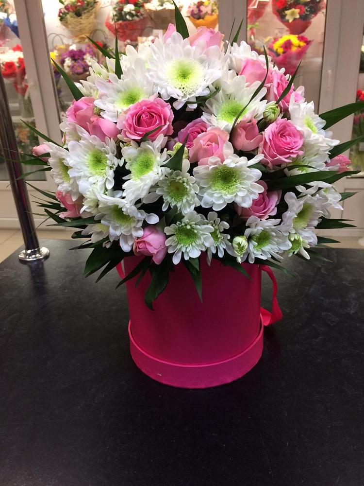 Цветочная композиция из Розы и Хризантемы в шляпной коробке в Мортке