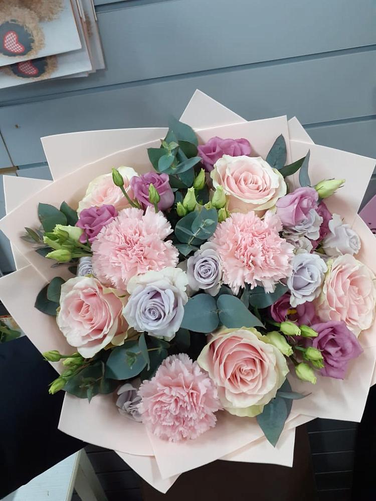 Букет цветов из: Розы, Гвоздики и Лизиантусы в Мортке