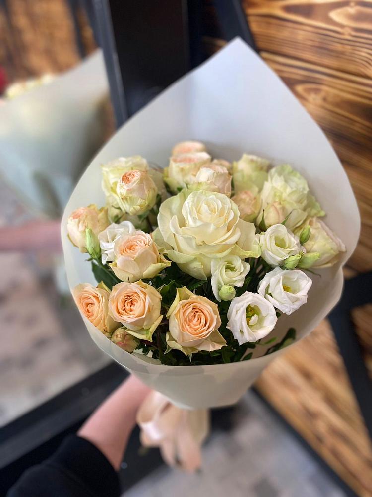 Букет цветов из: Розы и Лизиантусы в Мортке